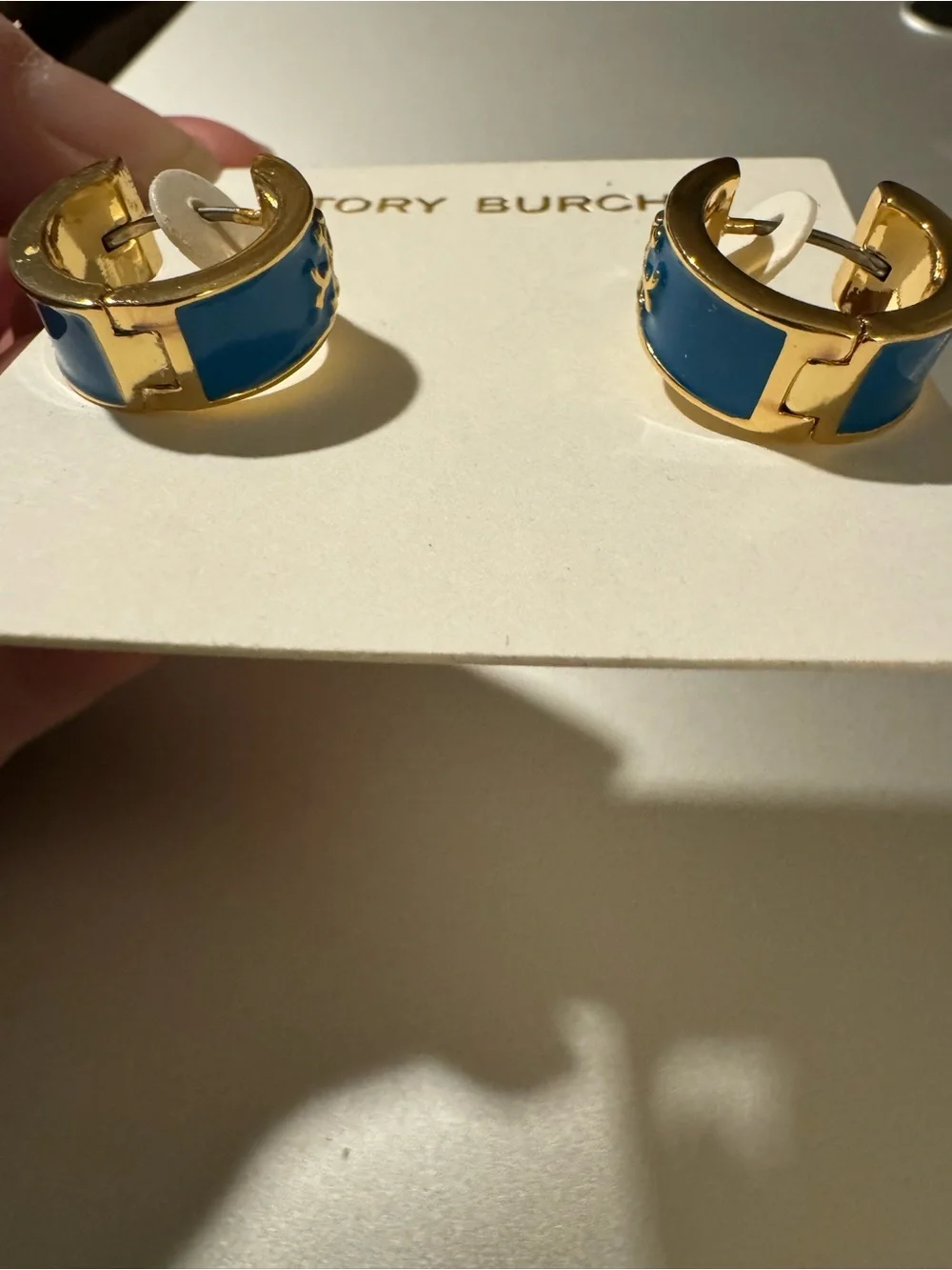 Tory Burch New Kira Color Logo Huggie Hoop Earrings - Picture 7 of 7
